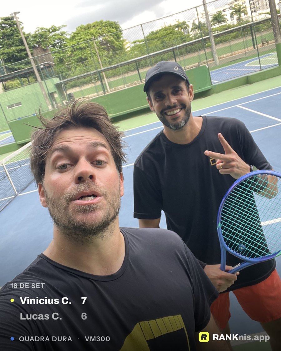 Foto de dois jogadores numa quadra de tênis, com a arte do RANKnis por cima: 18 de setembro, Vinicius C. 7 a 6 Lucas C., quadra dura, e a marca RANKnis.app.